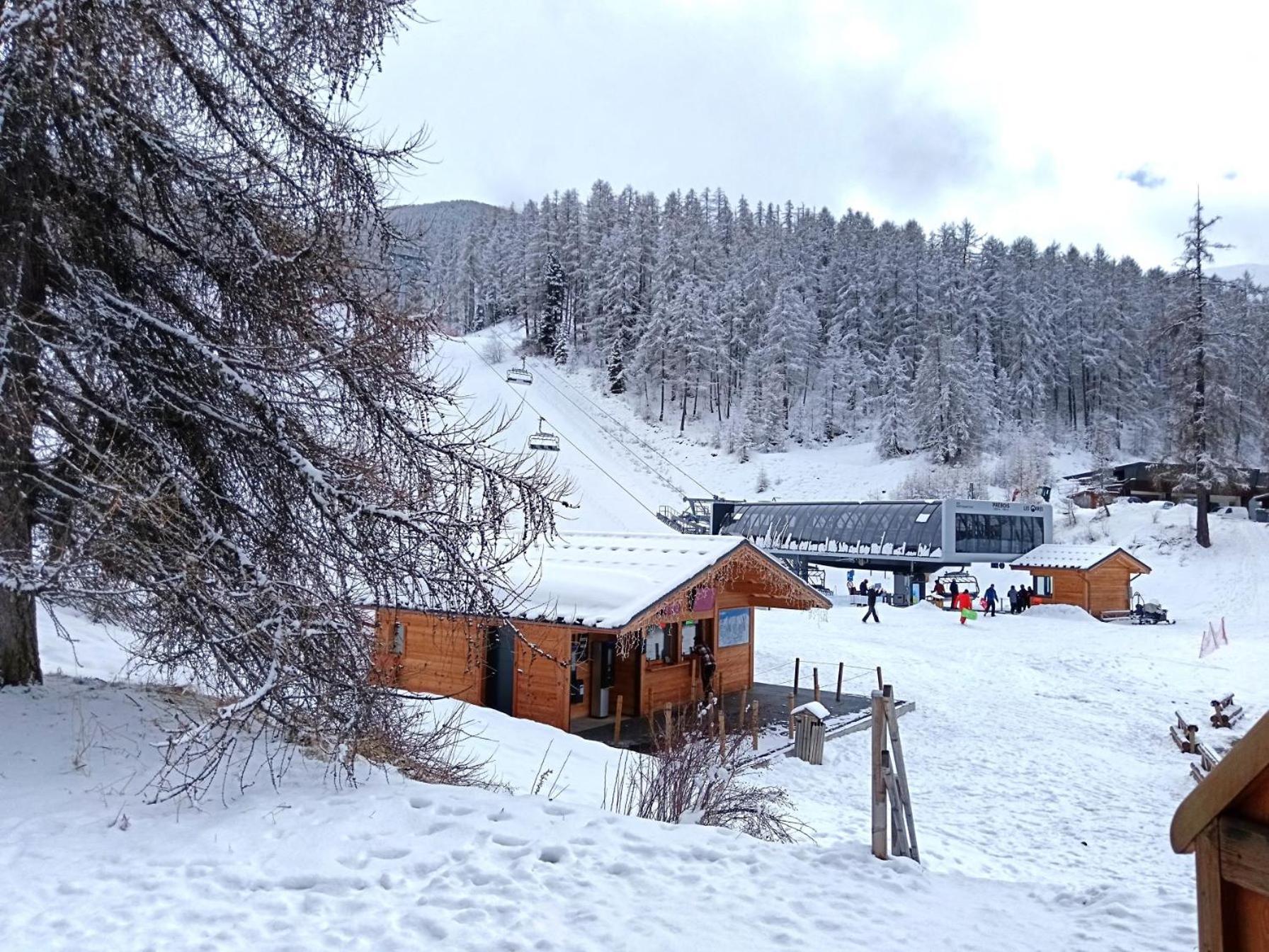 Chaletauxorres Au Pied Des Pistes Et Skis Aux Pieds Chalet
